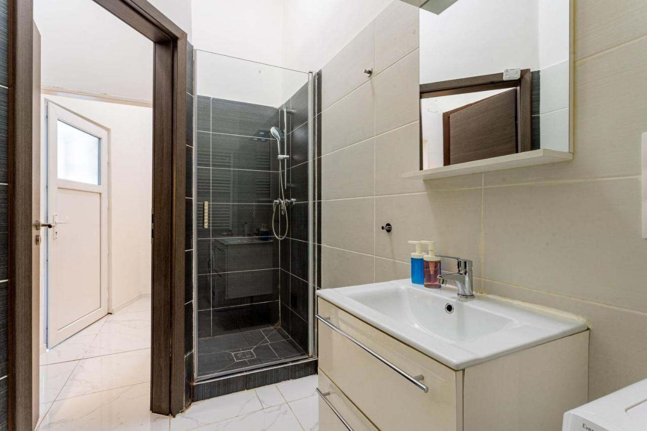 Modernized Condo At Kiraly 51 بودابست المظهر الخارجي الصورة